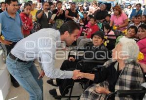 TONY GALI ENTREGA APOYOS A PERSONAS CON DISCAPACIDAD