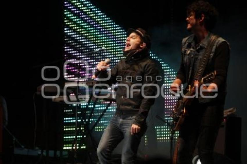 MOTEL CON GIL DE KINKY VS BANDA MACHOS