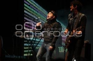MOTEL CON GIL DE KINKY VS BANDA MACHOS