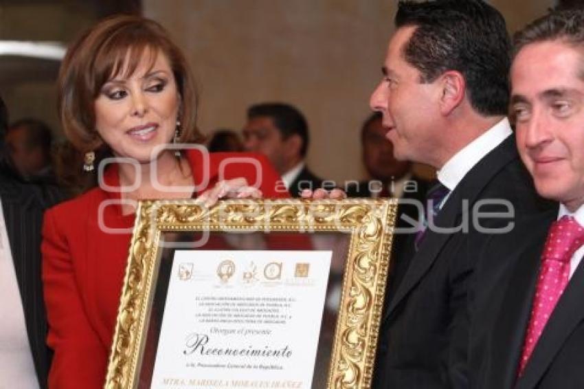 COLEGIO DE ABOGADOS RECONOCE A LA PROCURADORA DE LA REPUBLICA FEDERAL.