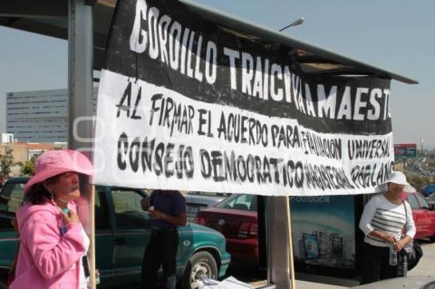MAESTROS SE MANIFIESTAN EN CONTRA DE ELBA ESTHER GORDILLO