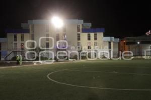 ENCIENDEN ALUMBRADO DE CANCHA DE FUTBOL