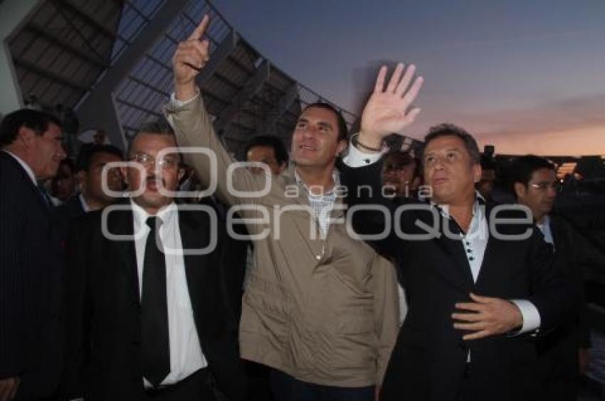 RAFAEL MORENO VALLE Y ENRIQUE AGÜERA RECORREN ESTADIO UNIVERSITARIO