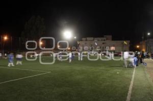 ENCIENDEN ALUMBRADO DE CANCHA DE FUTBOL