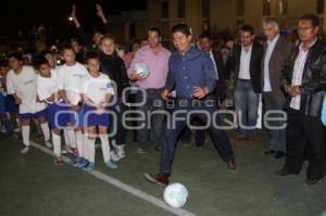 ENCIENDEN ALUMBRADO DE CANCHA DE FUTBOL