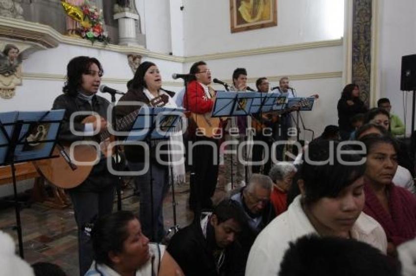 FIELES VISITAN A LA VIRGEN DE GUADALUPE