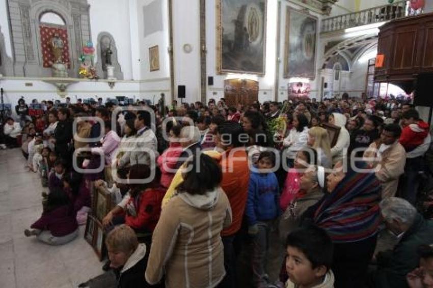 FIELES VISITAN A LA VIRGEN DE GUADALUPE