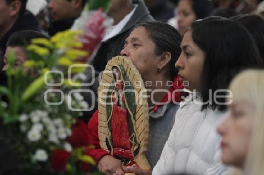 FIELES VISITAN A LA VIRGEN DE GUADALUPE