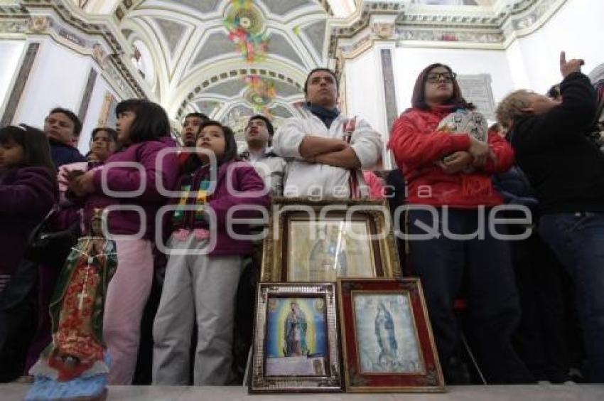 FIELES VISITAN A LA VIRGEN DE GUADALUPE