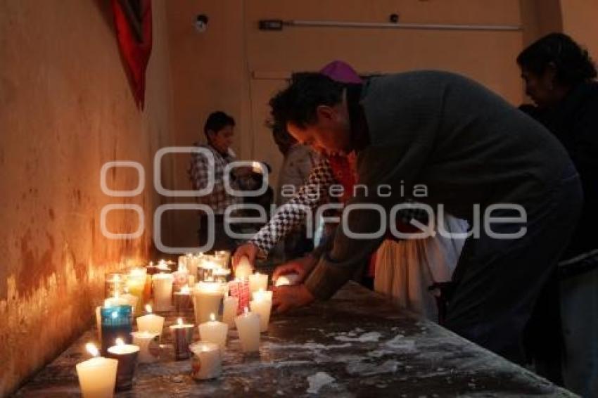 FIELES VISITAN A LA VIRGEN DE GUADALUPE