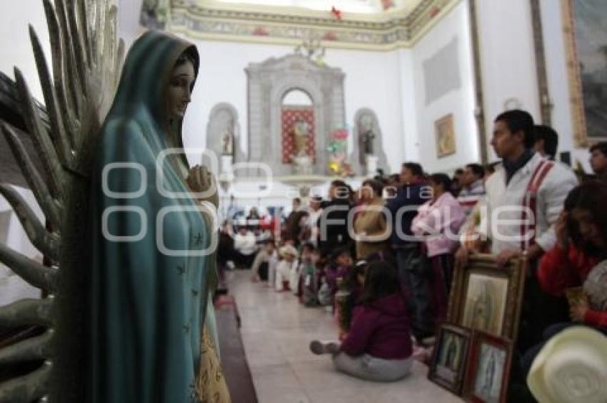 FIELES VISITAN A LA VIRGEN DE GUADALUPE