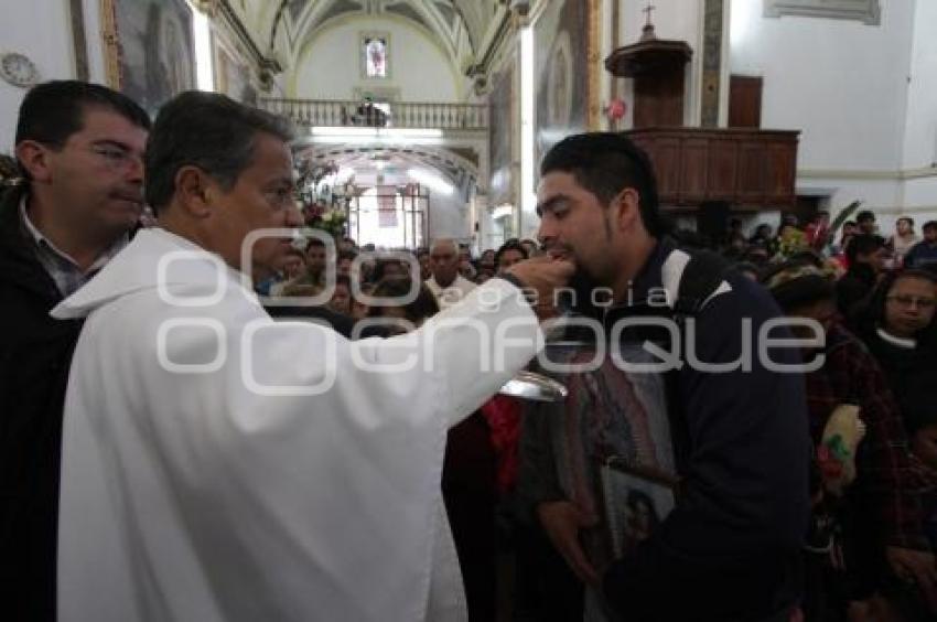 FIELES VISITAN A LA VIRGEN DE GUADALUPE