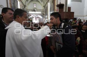 FIELES VISITAN A LA VIRGEN DE GUADALUPE