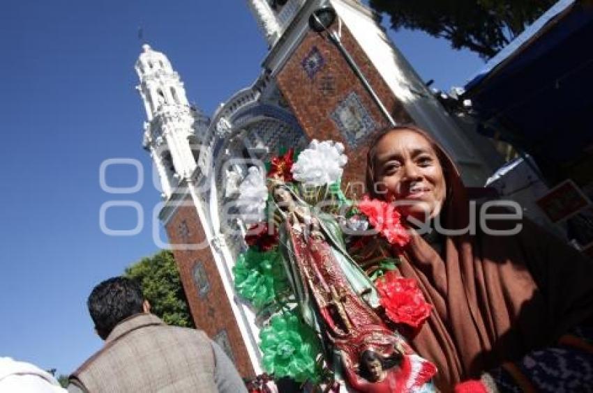 FIELES VISITAN A LA VIRGEN DE GUADALUPE