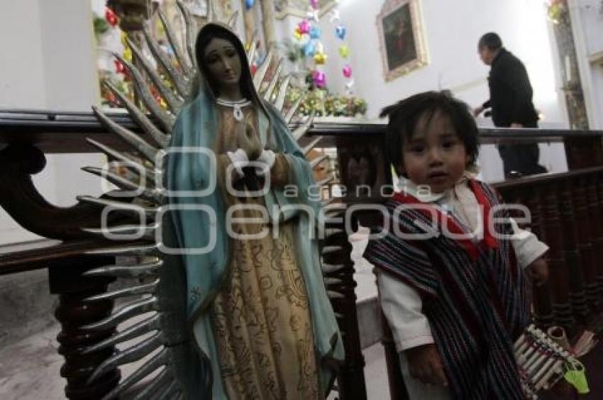 FIELES VISITAN A LA VIRGEN DE GUADALUPE