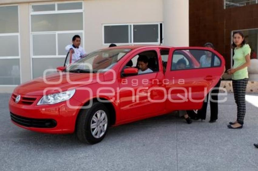 ENTREGAN AUTOMÓVILES A PARTICIPANTES DEL MARATÓN
