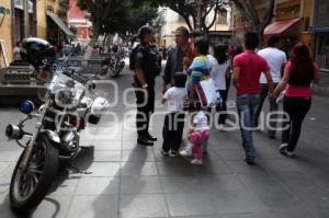 POLICÍAS EN LA CALLE 5 DE MAYO