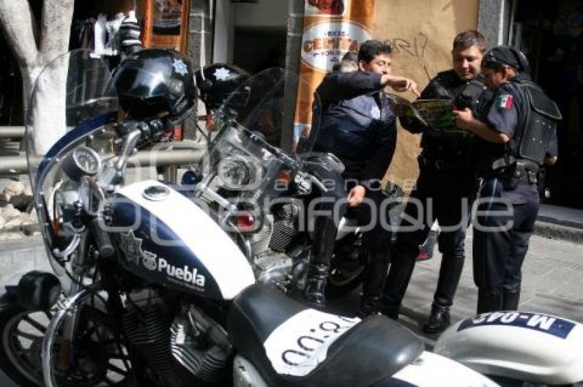 POLICÍAS EN LA CALLE 5 DE MAYO