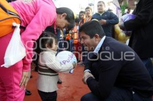 EDUARDO RIVERA ENTREGA JUGUETES