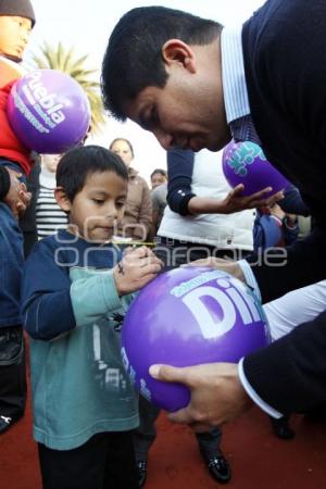 EDUARDO RIVERA ENTREGA JUGUETES