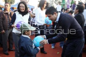 EDUARDO RIVERA ENTREGA JUGUETES