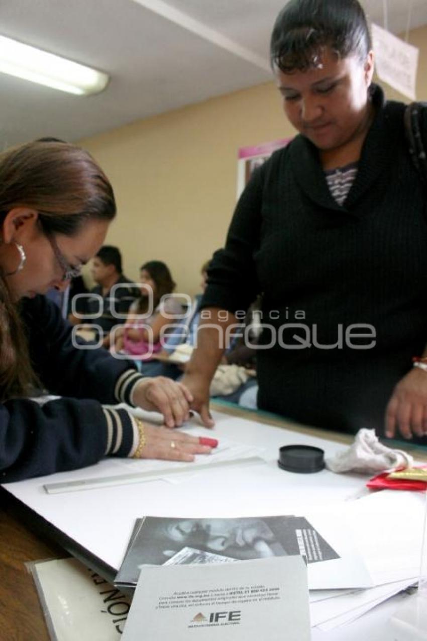 LARGAS FILAS EN EL IFE