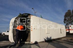 VOLCADURA DE CAMIÓN EN 11 SUR