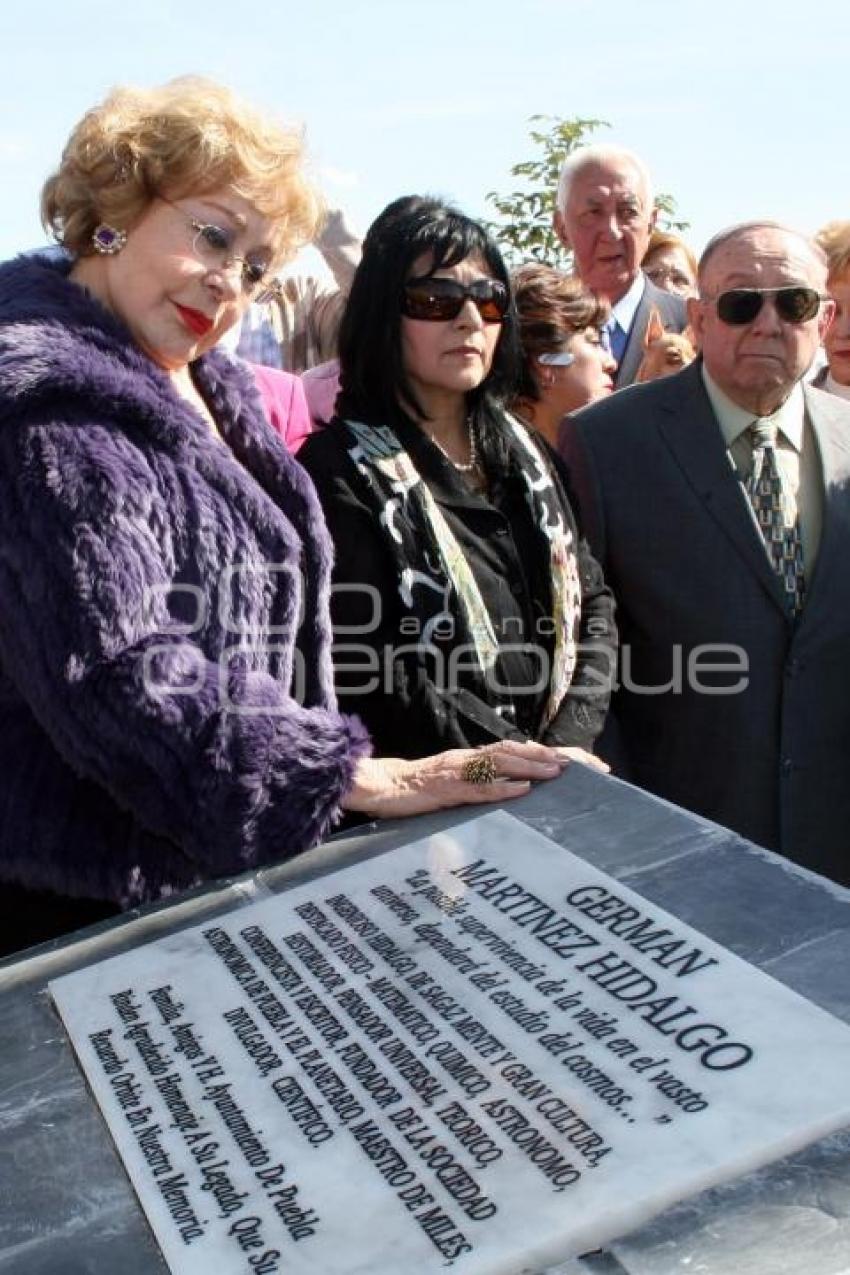 SILVIA PINAL DEVELÓ PLACA