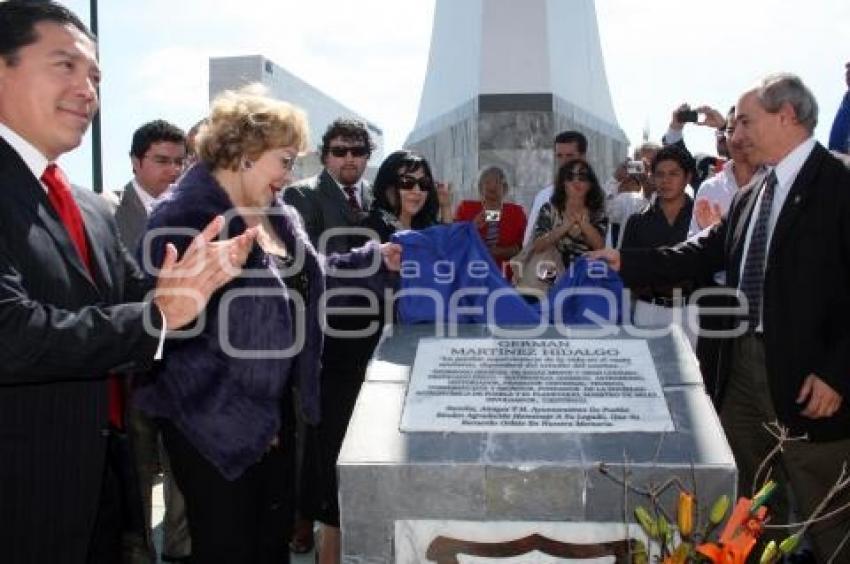 SILVIA PINAL DEVELÓ PLACA