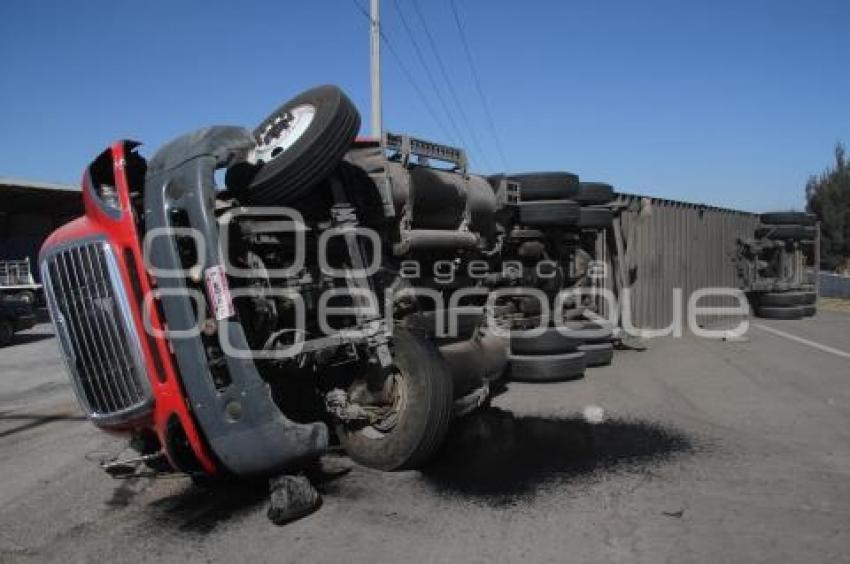 VOLCADURA TRÁILER EN VÍA CORTA A SANTA ANA