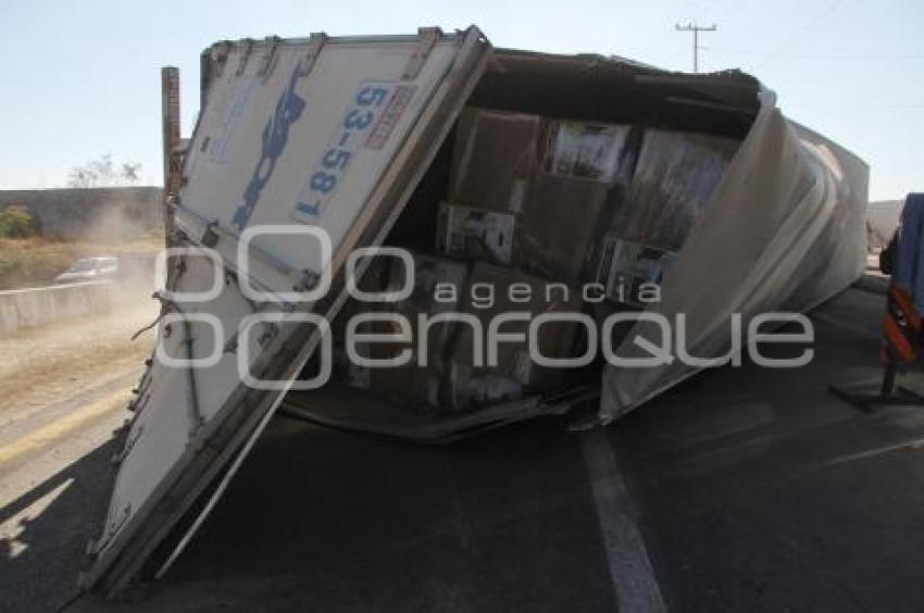 VOLCADURA TRÁILER EN VÍA CORTA A SANTA ANA