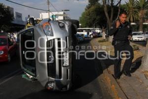 VOLCADURA CAMIONETA BULEVAR 5 DE MAYO