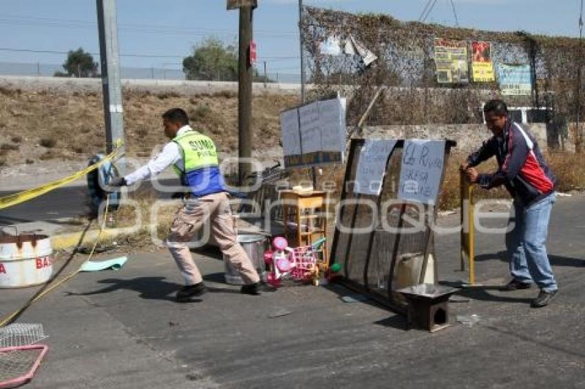 VECINOS VILLA FRONTERA CIERRAN LATERAL AUTOPISTA