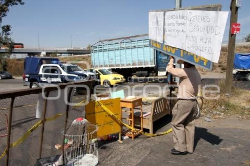 VECINOS VILLA FRONTERA CIERRAN LATERAL AUTOPISTA