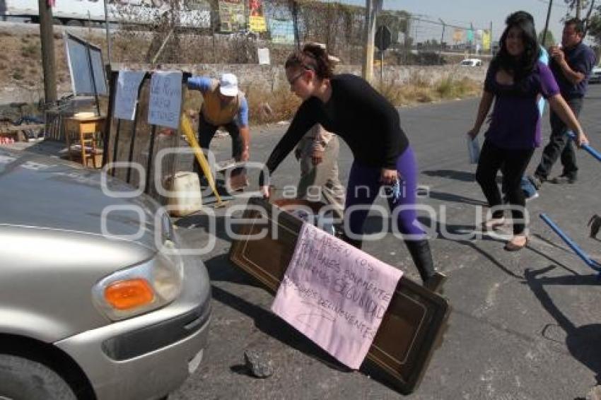 VECINOS VILLA FRONTERA CIERRAN LATERAL AUTOPISTA