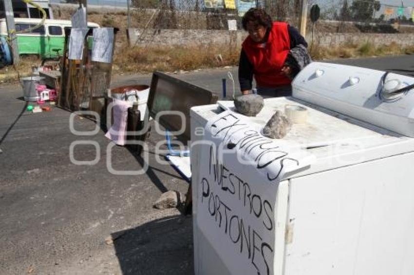 VECINOS VILLA FRONTERA CIERRAN LATERAL AUTOPISTA