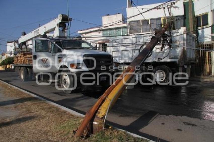 CAMIÓN DE CODESA TIRA POSTE EN INMEDIACIONES OBRA VIADUCTO ZARAGOZA