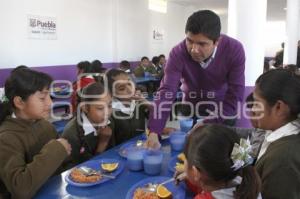 EDUARDO RIVERA ENTREGÓ DESAYUNADOR EN SAN MIGUEL ESPEJO