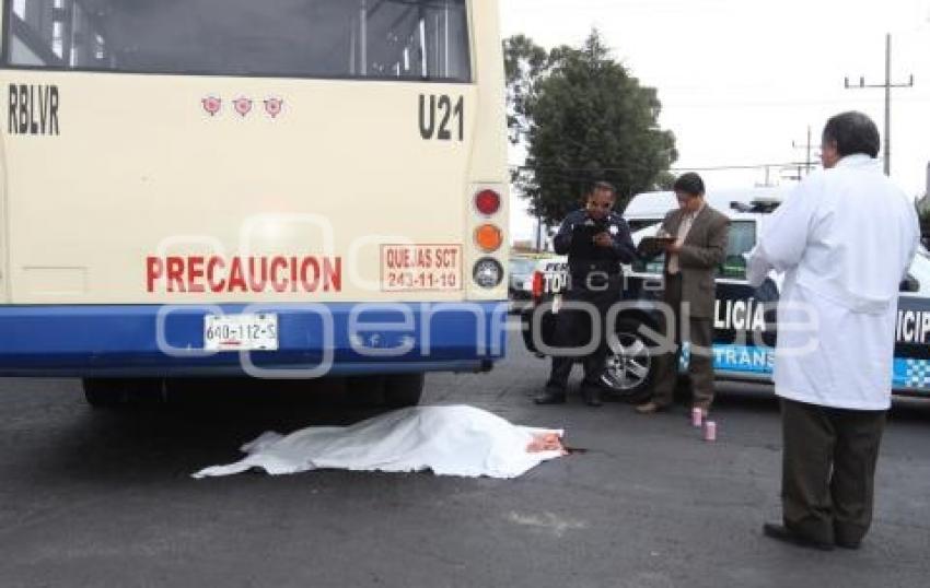 MUERE MUJER ATROPELLADA POR MICRO