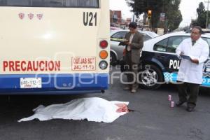 MUERE MUJER ATROPELLADA POR MICRO