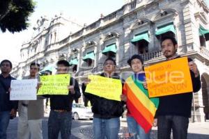 DENUNCIAN A FUNCIONARIOS COLECTIVO TRANSEXUAL