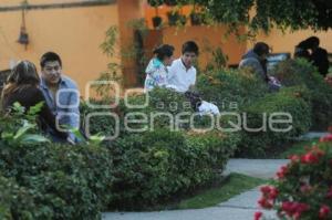 NOVIOS EN LOS JARDINES DEL CENTRO DE CONVENCIONES