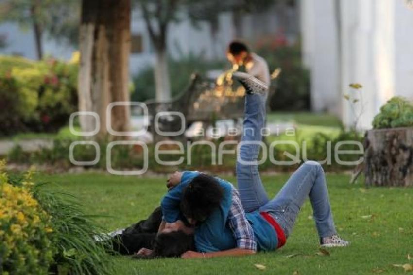 NOVIOS EN LOS JARDINES DEL CENTRO DE CONVENCIONES