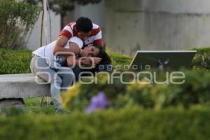 NOVIOS EN LOS JARDINES DEL CENTRO DE CONVENCIONES