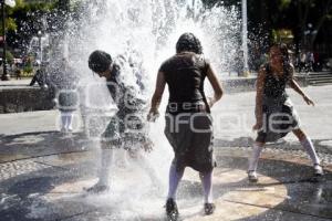 JÓVENES SE MOJAN EN FUENTES DEL ZÓCALO