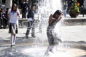 JÓVENES SE MOJAN EN FUENTES DEL ZÓCALO