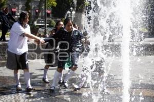 JÓVENES SE MOJAN EN FUENTES DEL ZÓCALO