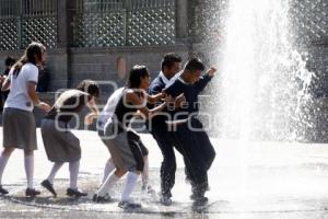 JÓVENES SE MOJAN EN FUENTES DEL ZÓCALO