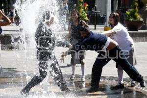 JÓVENES SE MOJAN EN FUENTES DEL ZÓCALO