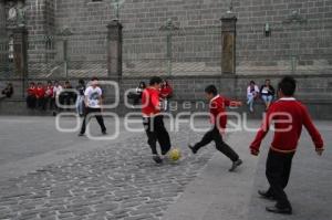 ESTUDIANTES JUEGAN FUTBOL A UN COSTADO DE CATEDRAL